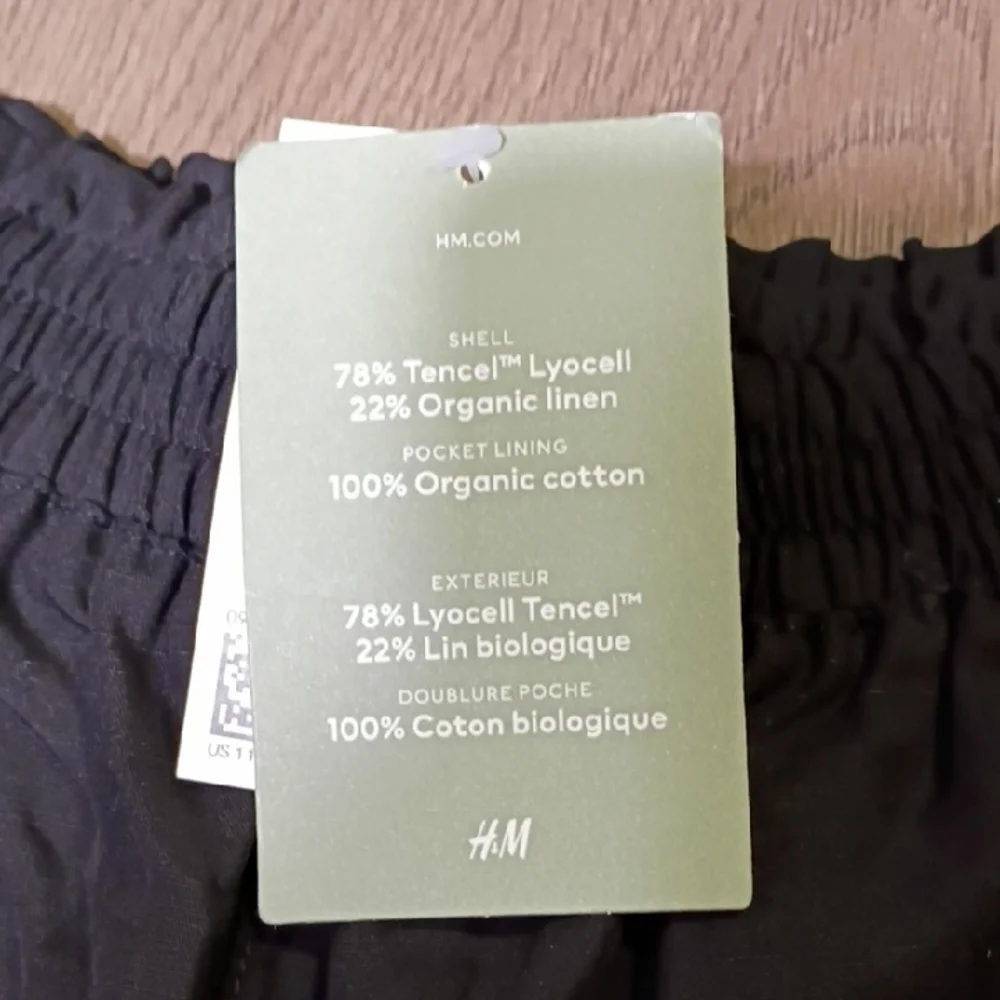 H&M Women's Black Lyocell Blend Shorts Size M‎